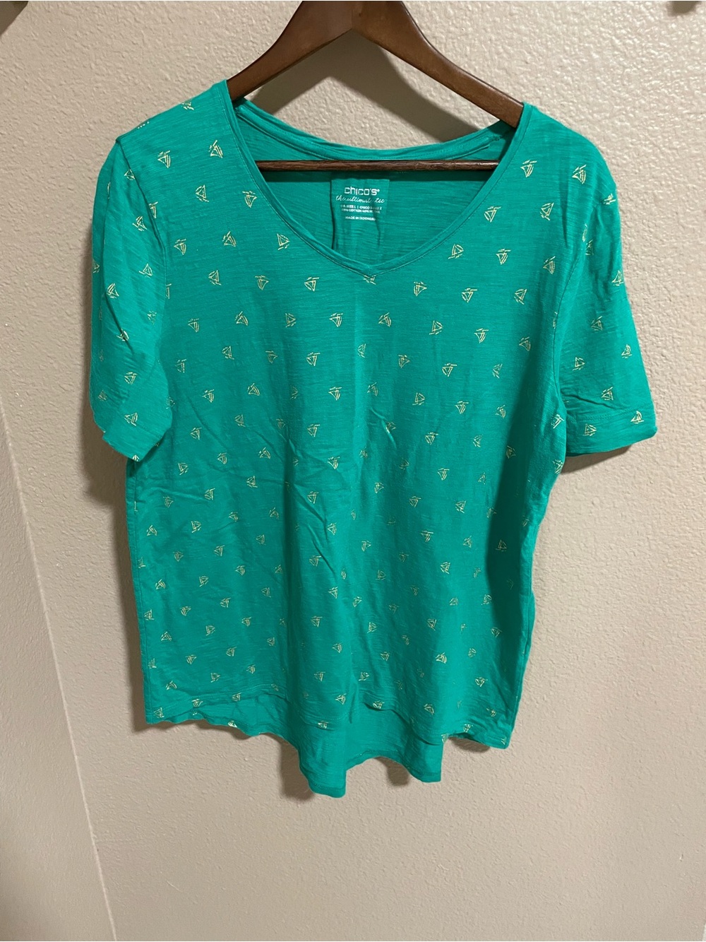 Chico's Teal V-Neck Short Sleeve Top with Gold Sailboat Print